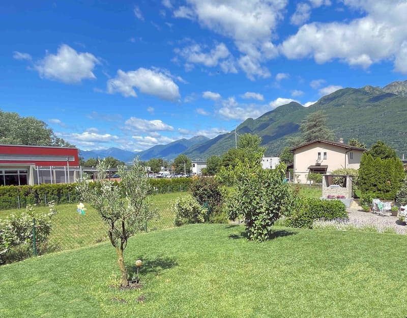 Casa con ampio giardino ben curato in zona tranquilla e soleggiata (24)