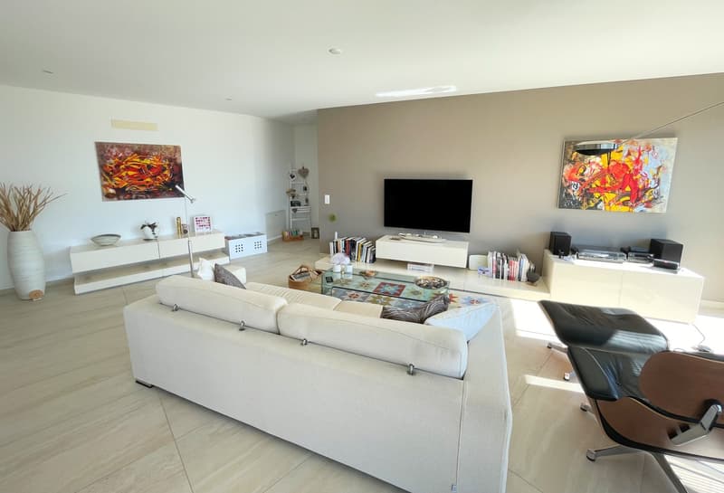 Elegante appartamento in collina con vista panoramica in esclusiva residenza (8)