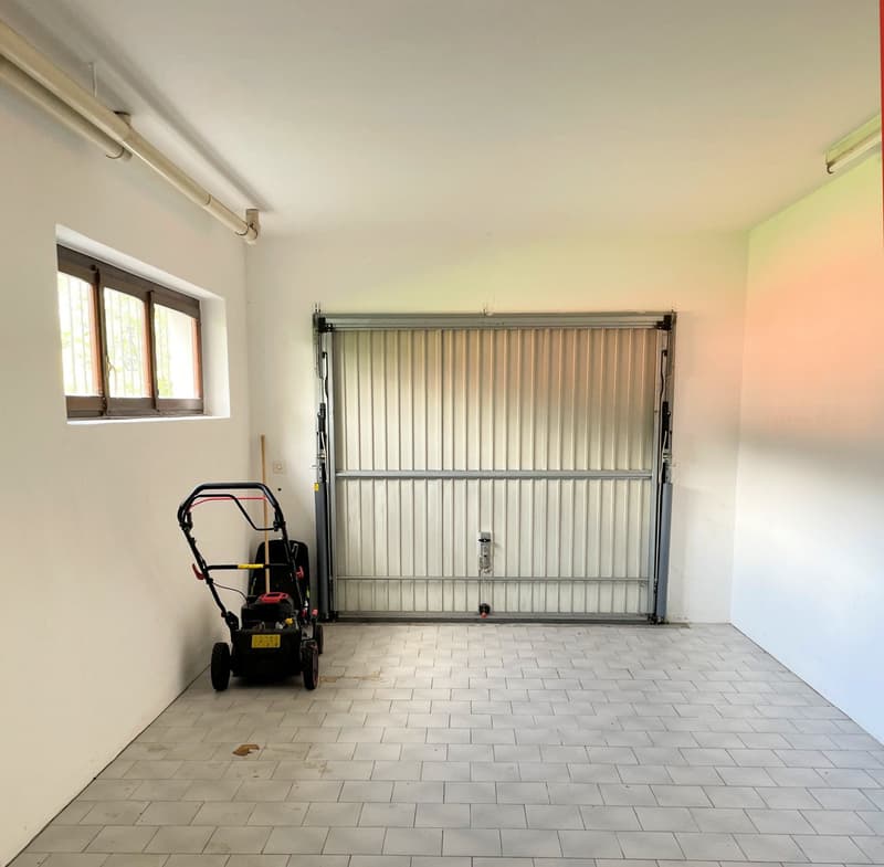Spaziosa abitazione con grande terreno in zona residenziale (18)