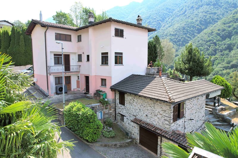 Spaziosa casa in collina con vista panoramica grande terreno e rustico in pietra (2)