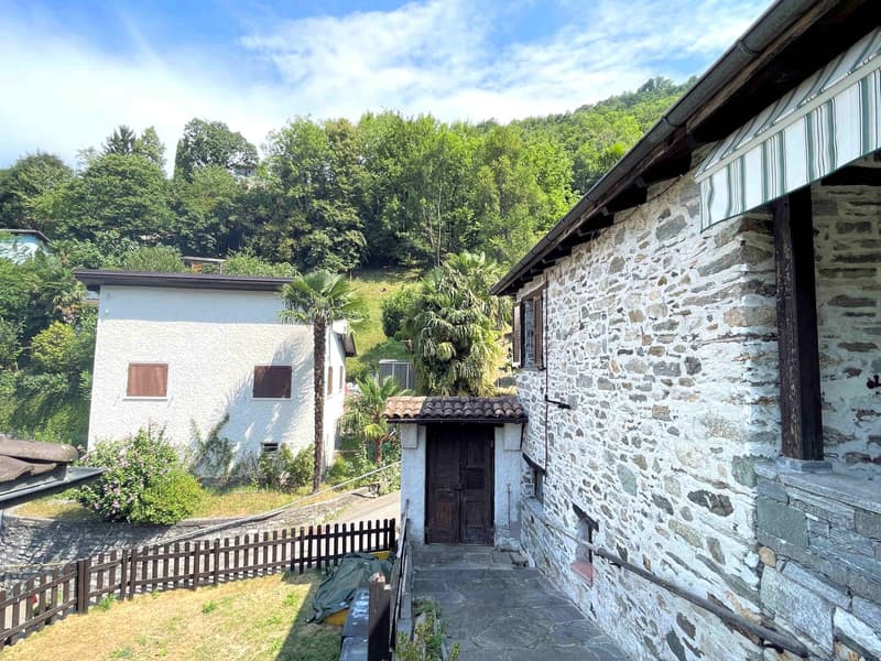 Spaziosa casa in collina con vista panoramica grande terreno e rustico in pietra (18)