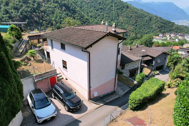 Spaziosa casa in collina con vista panoramica grande terreno e rustico in pietra (4)