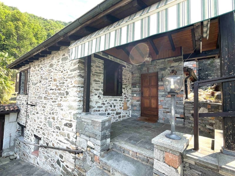 Spaziosa casa in collina con vista panoramica grande terreno e rustico in pietra (19)