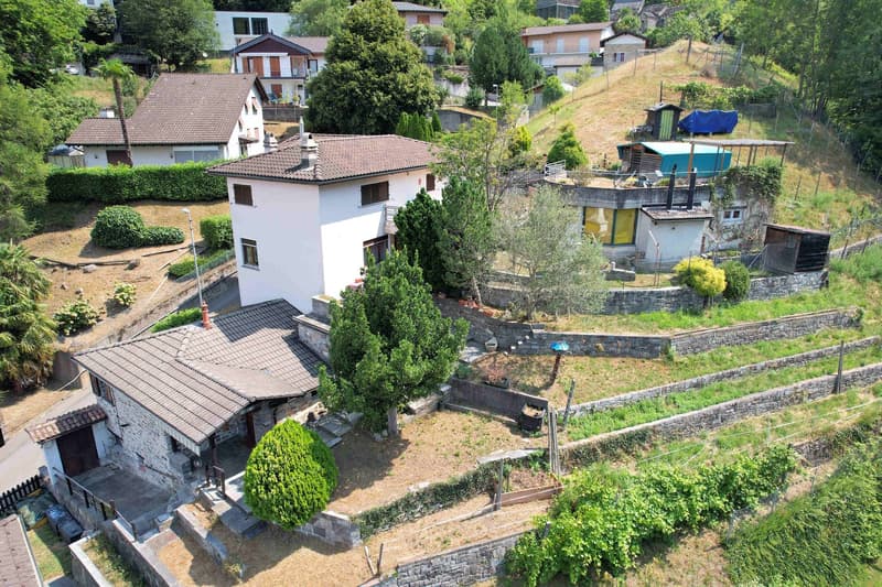 Spaziosa casa in collina con vista panoramica grande terreno e rustico in pietra (1)
