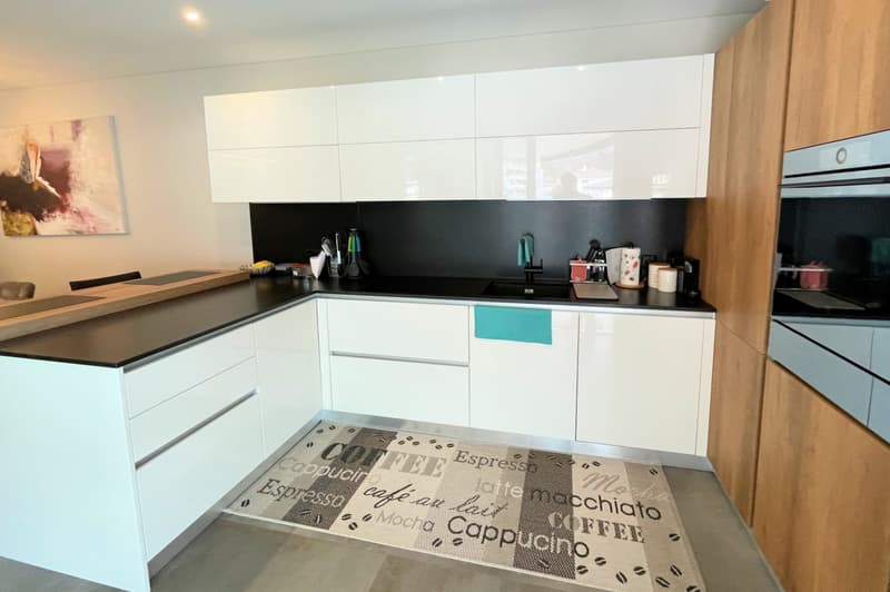 Appartamento con grande terrazza coperta in zona comoda e tranquilla (13)