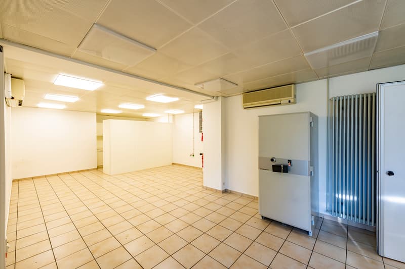 AMPIO SPAZIO COMMERCIALE A TAVERNE (11)