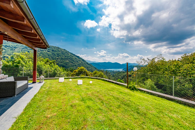 Elegante casa immersa nel verde con appartamento indipendente (2)