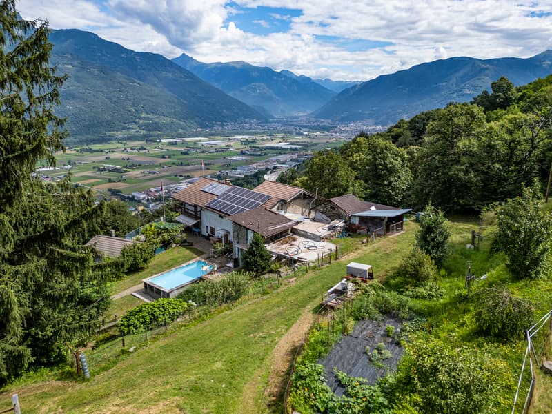 Casa ticinese con 20'000 m di terreno, piscina e rustico (3)
