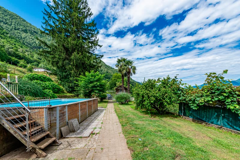 Casa ticinese con 20'000 m di terreno, piscina e rustico (9)