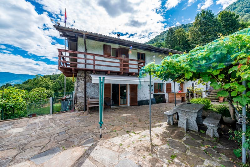 Casa ticinese con 20'000 m di terreno, piscina e rustico (7)