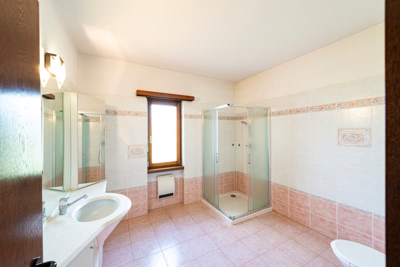 Casa bifamiliare con grande terreno edificabile (12)