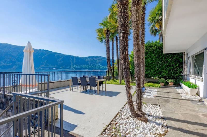 Villa sul lago con darsena privata (7)
