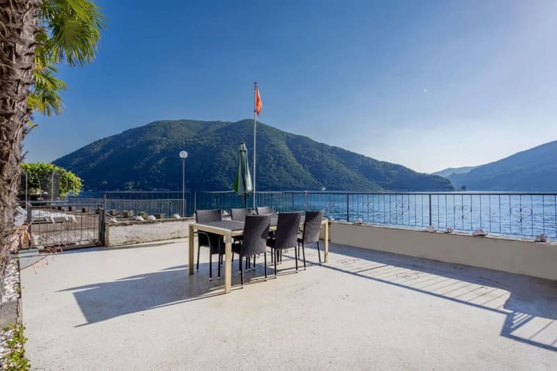 Villa sul lago con darsena privata (8)