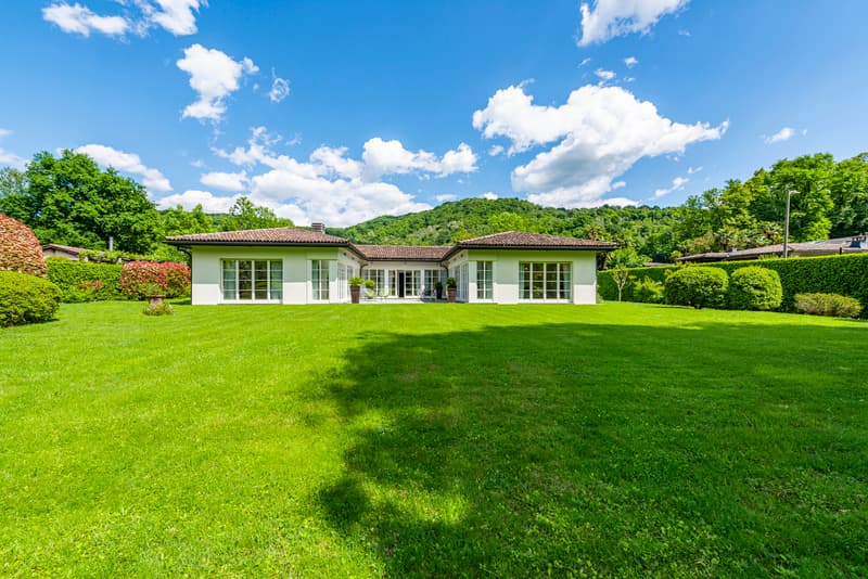 Elegante villa con piscina immersa nel verde (1)