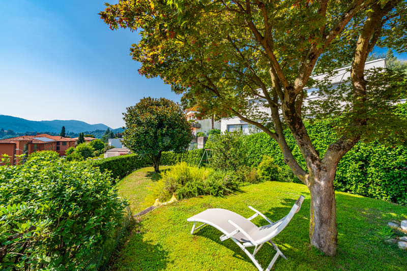 Elegante villa con giardino in posizione strategica (5)