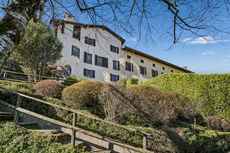 Affascinante casa di nucleo con giardino e incantevole vista lago (1)