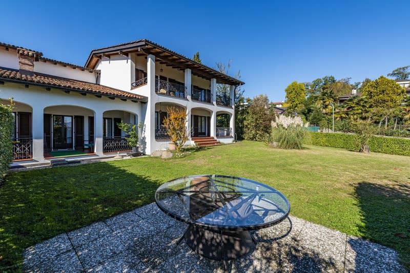 Villa in stile mediterraneo con potenziale edificatorio (3)