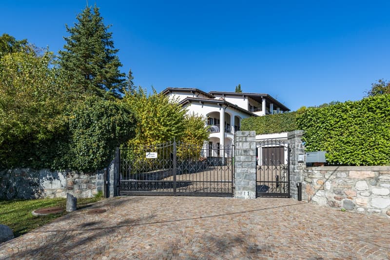 Villa in stile mediterraneo con potenziale edificatorio (4)