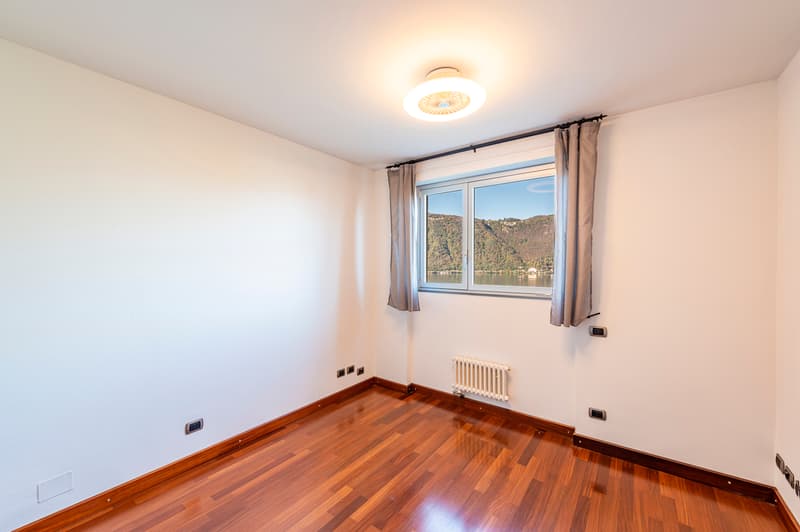 Lakeview pied-à-terre with garden and condominium pool (6)