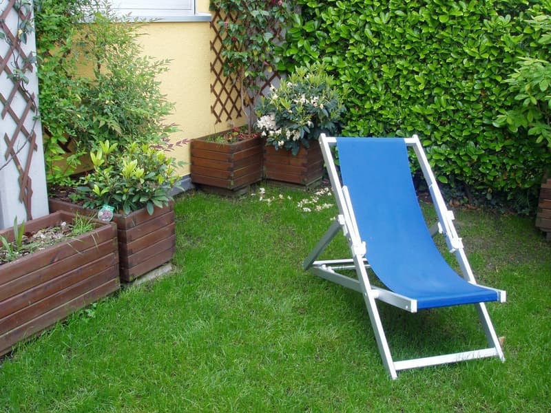 Lakeview pied-à-terre with garden and condominium pool (5)