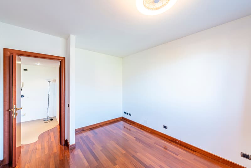 Lakeview pied-à-terre with garden and condominium pool (8)