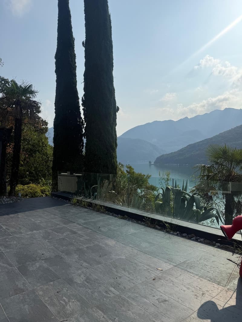 Esclusiva villa di lusso con piscina coperta e vista lago (4)