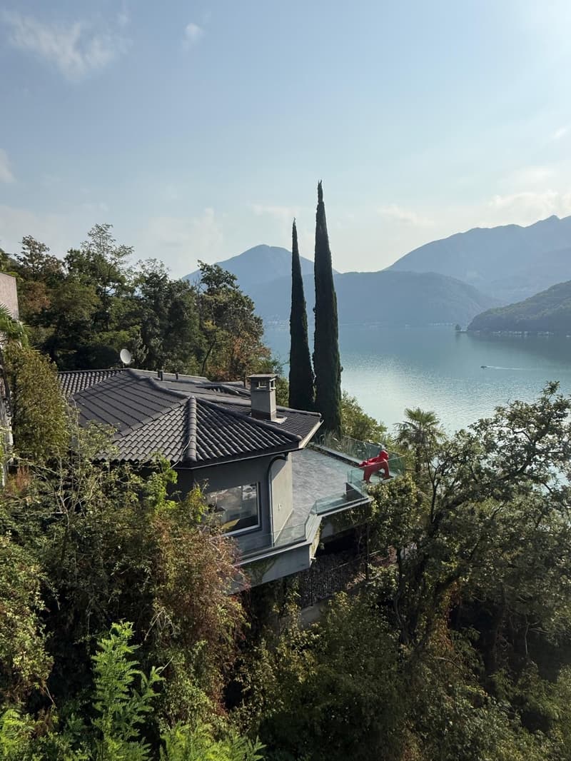 Esclusiva villa di lusso con piscina coperta e vista lago (3)