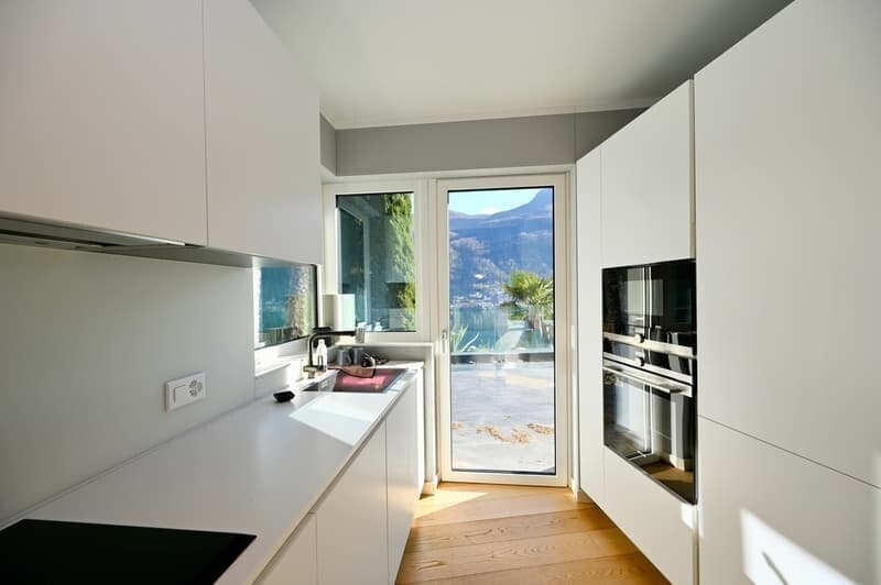 Esclusiva villa di lusso con piscina coperta e vista lago (10)