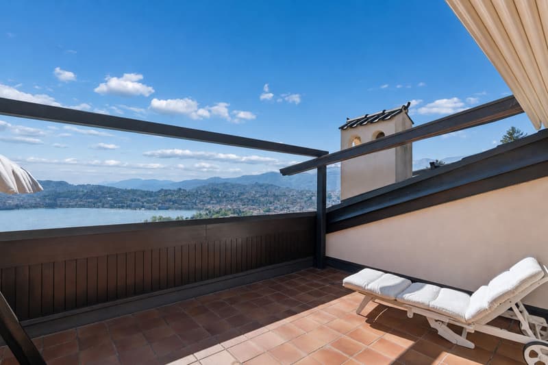 Attico mansardato con vista lago dominante (8)