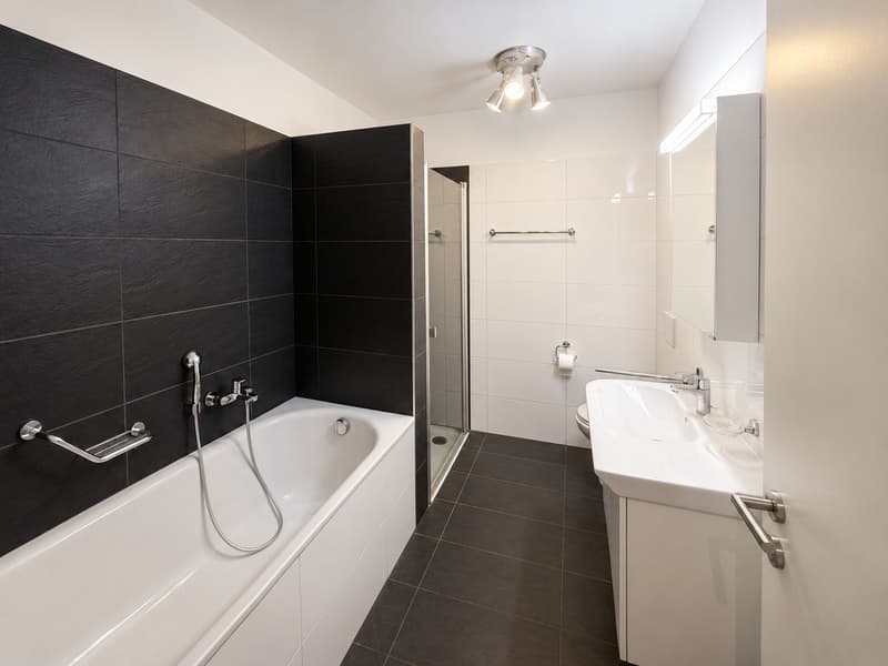 Moderno appartamento vista lago vicino al centro città (12)