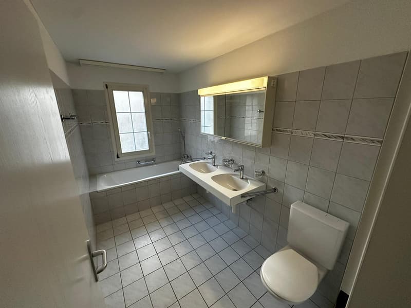 Charming 4.5 room apartment with seating area and balcony (8)