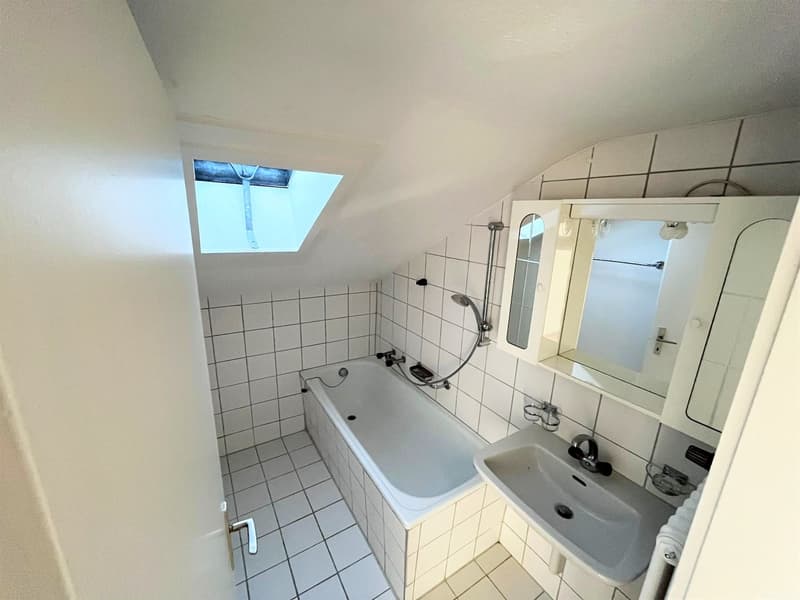 Attraktive 3.0-Zimmer-Dachgeschosswohnung zu vermieten (2)