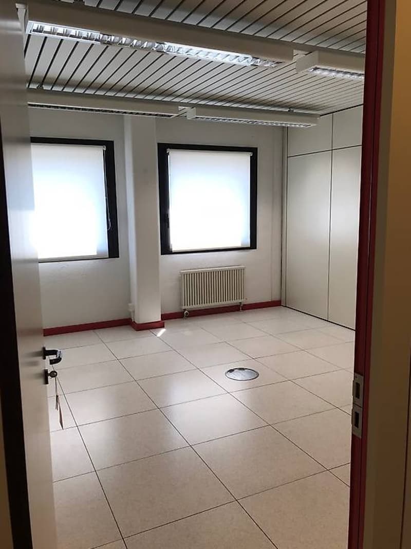 À louer à Cadenazzo vaste espace commercial de 140+52 m² (5)