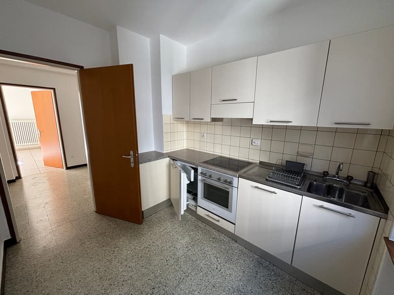AFFITTASI LUMINOSO APPARTAMENTO DI 2.5 LOCALI - BELLINZONA CENTRO (5)