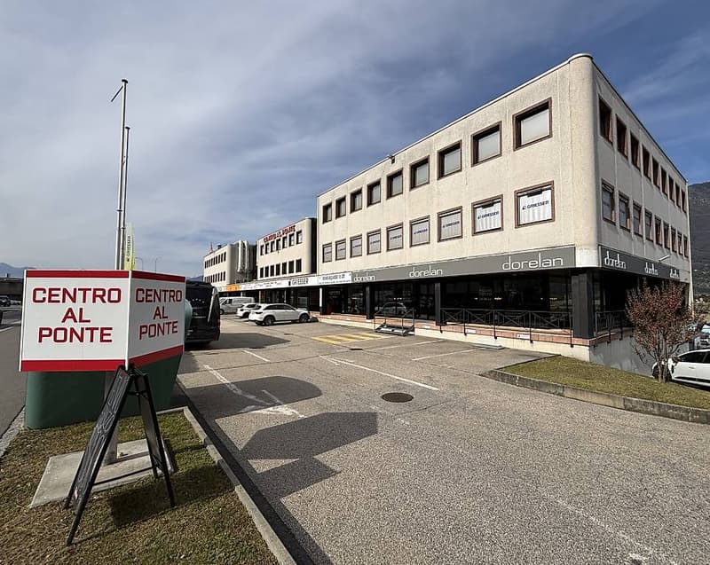 AFFITTASI SPAZIO COMMERCIALE DI CA. 78 mq A CADENAZZO (1)