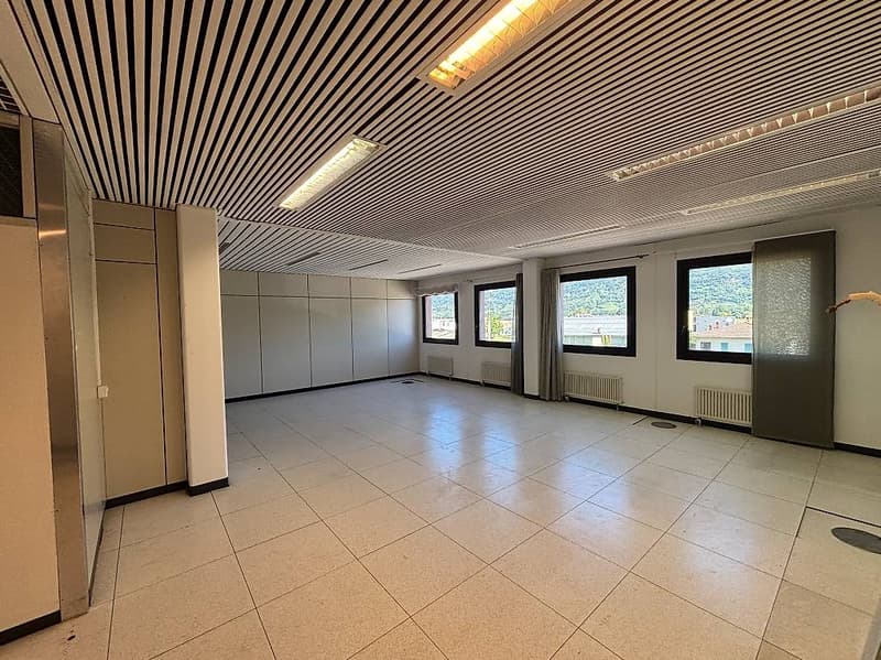 AFFITTASI SPAZIO COMMERCIALE DI CA. 78 mq A CADENAZZO (6)