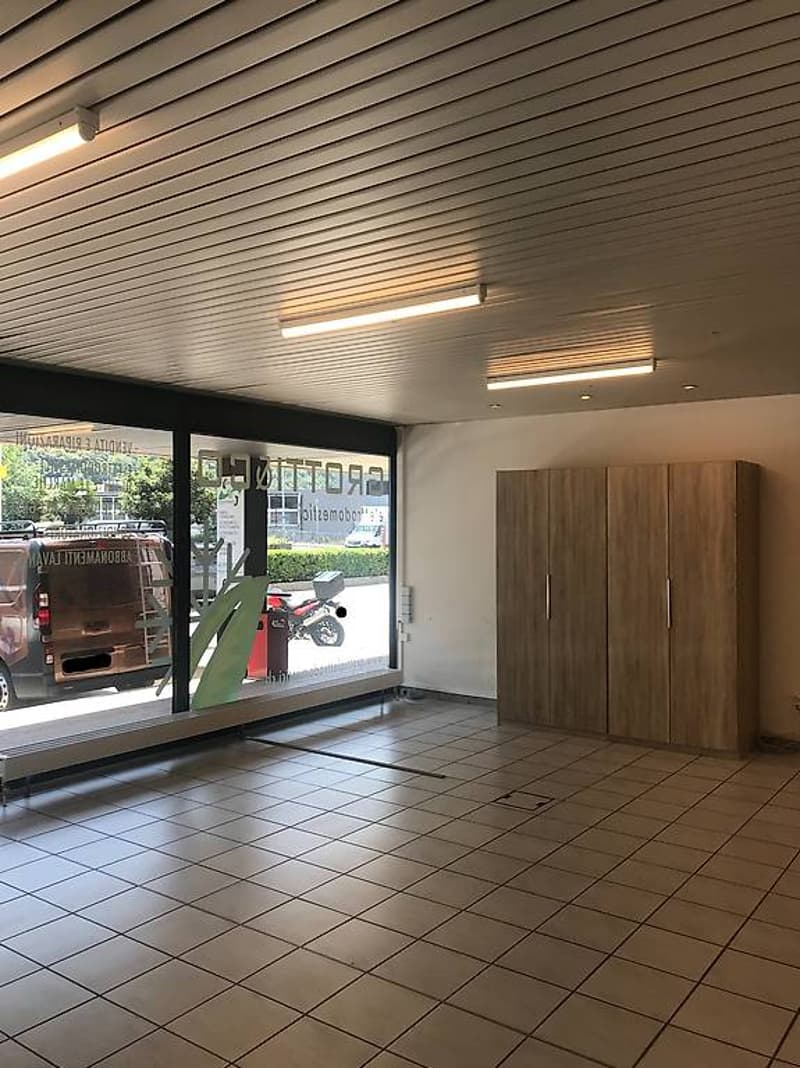 AFFITTASI A CADENAZZO SPAZIO COMMERCIALE CON VETRINA (120mq) (3)