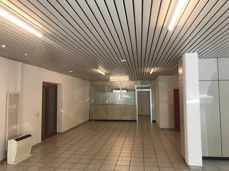 AFFITTASI A CADENAZZO SPAZIO COMMERCIALE CON VETRINA (120mq) (4)