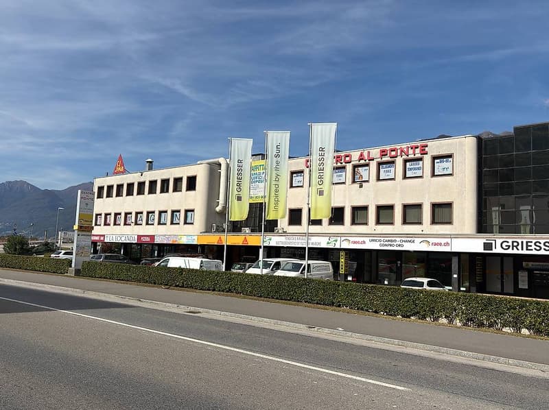 AFFITTASI A CADENAZZO SPAZIO COMMERCIALE CON VETRINA (120mq) (1)