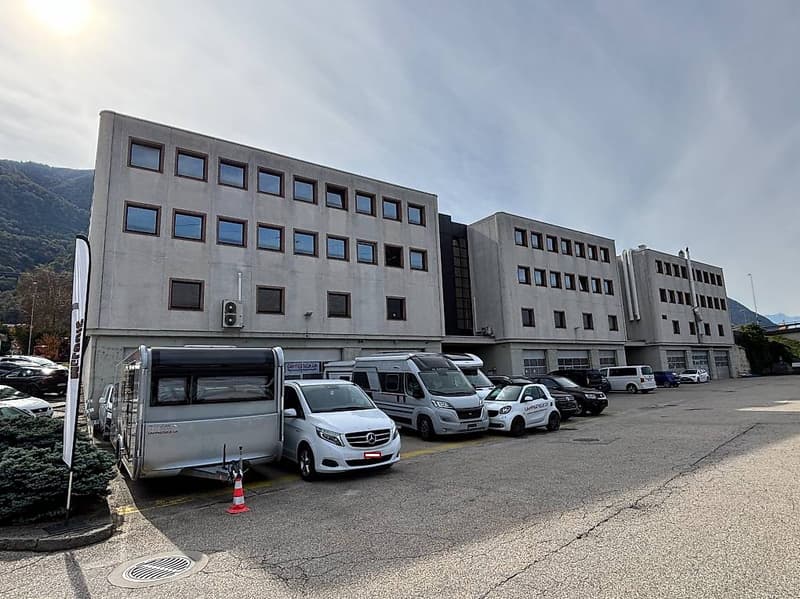 AFFITTASI A CADENAZZO SPAZIO COMMERCIALE DI CA. 130 mq (2)