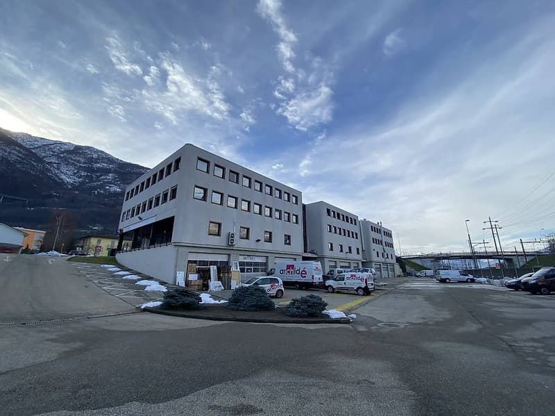 AFFITTASI A CADENAZZO AMPIO SPAZIO COMMERCIALE DI 140+52 mq (2)