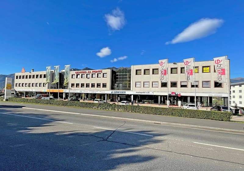 AFFITTASI A CADENAZZO AMPIO SPAZIO COMMERCIALE DI 140+52 mq (1)