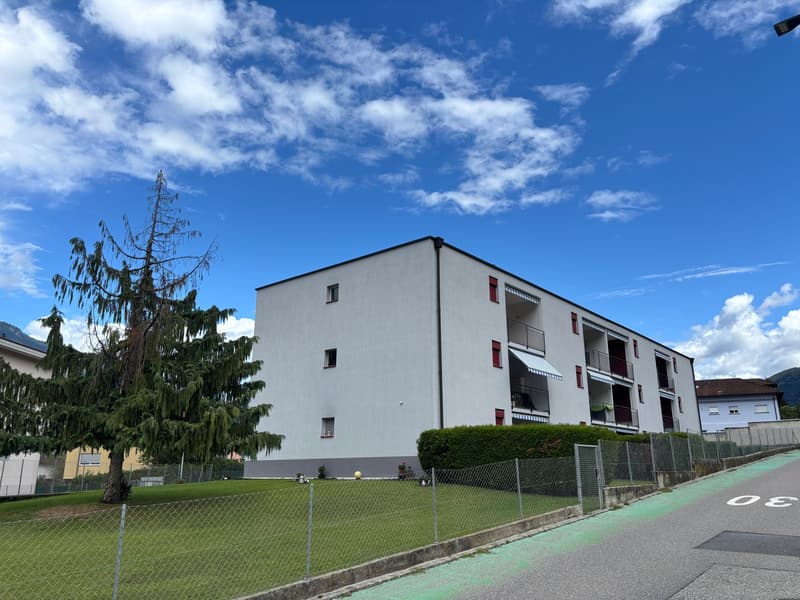 AFFITTASI A CADENAZZO SPAZIOSO APP. DI 2.5 LOCALI (1)