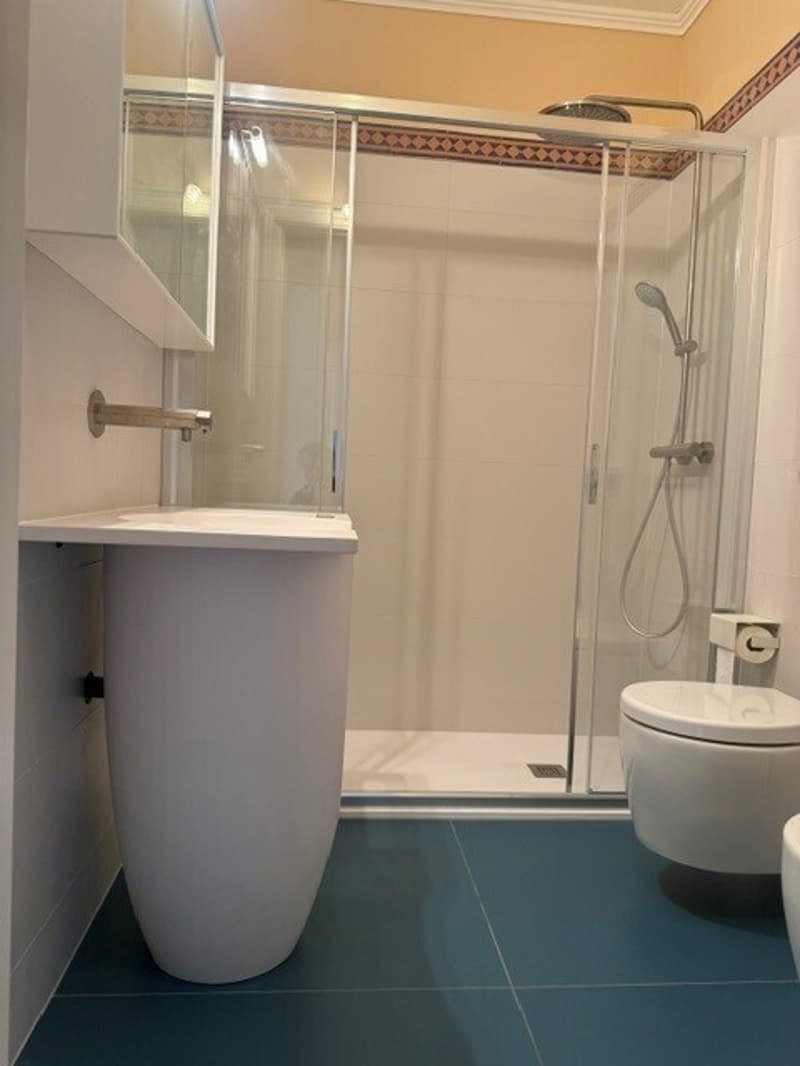 bagno con doccia / Badezimmer mit Dusche / bathroom with shower