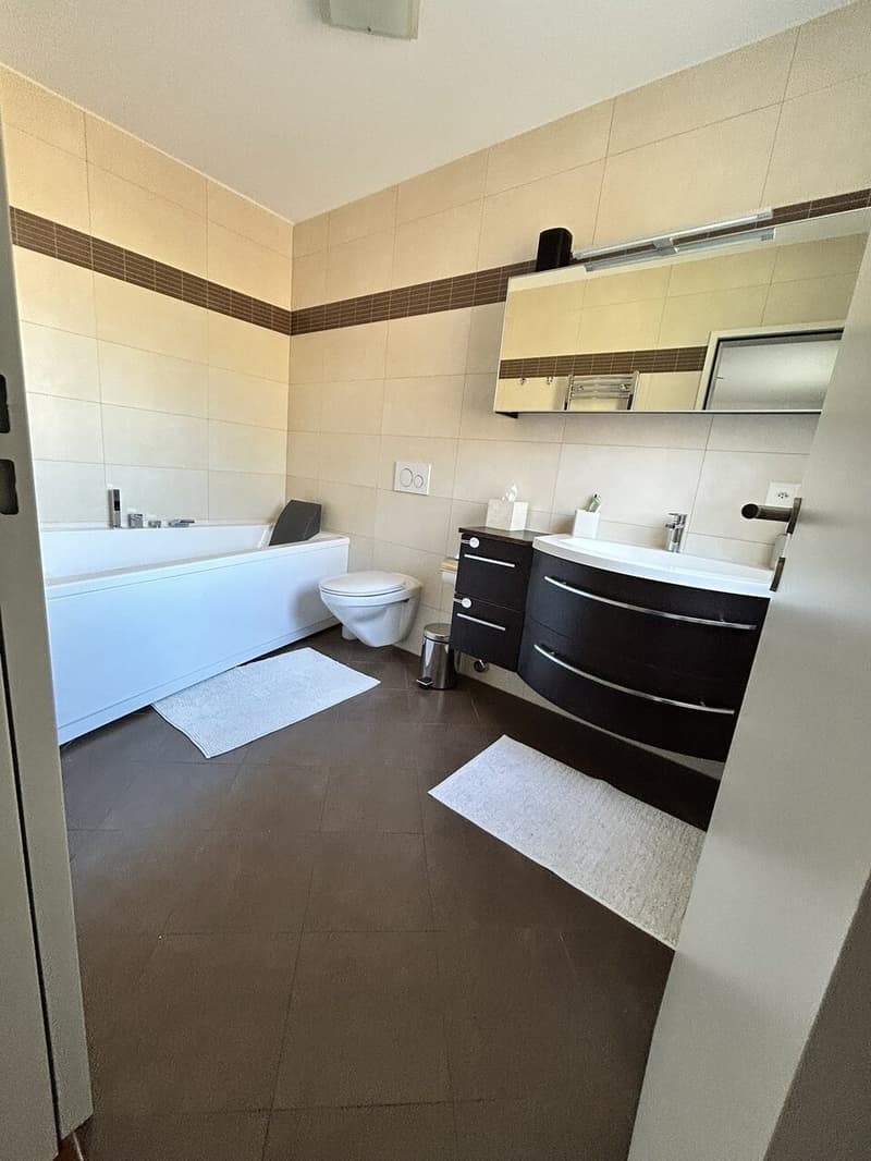 bagno padronale con vasca  / Hauptbadezimmer mit Badewanne / master bathroom with bathtub
