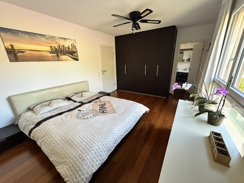 camera padronale con bagno en suite / Hauptschlafzimmer mit eigenem Bad / master bedroom with en suite bathroom