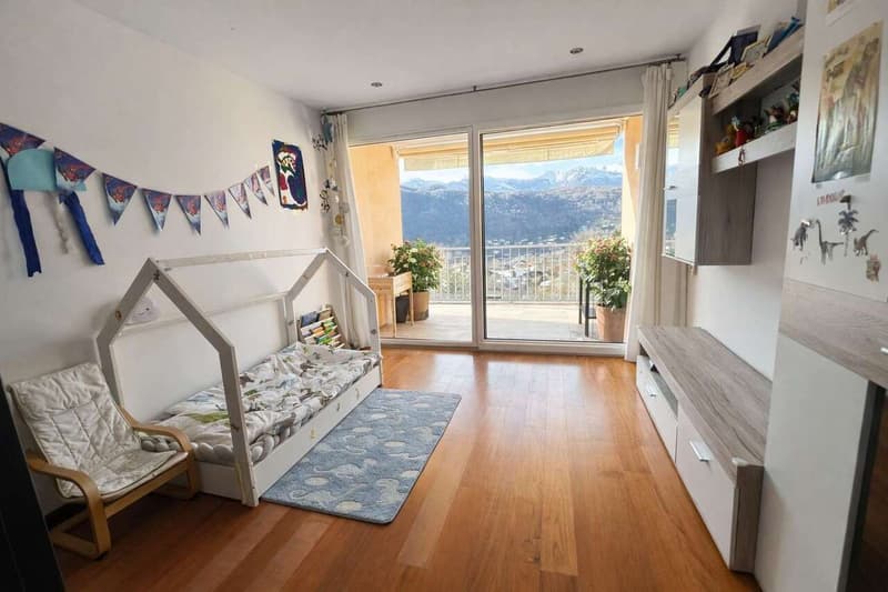 seconda camera da letto con balcone e  vista aperta / zweites Schlafzimmer mit Balkon und freiem Blick / second bedroom with balcony and open view