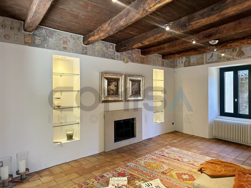 soggiorno con camino / Wohnzimmer mit Kamin / living room with a fireplace