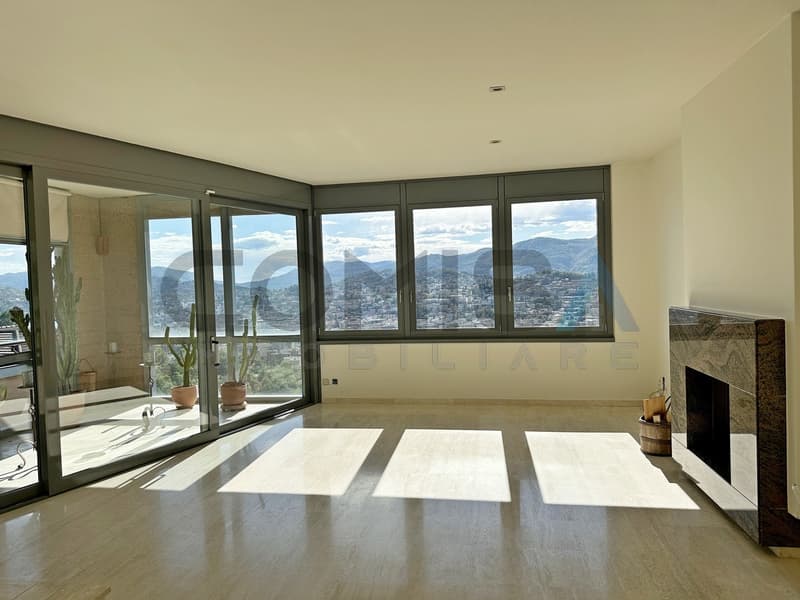 soggiorno con camino e bella vista / Wohnzimmer mit Kamin und schöner Aussicht / living room with a fireplace and a beautiful view