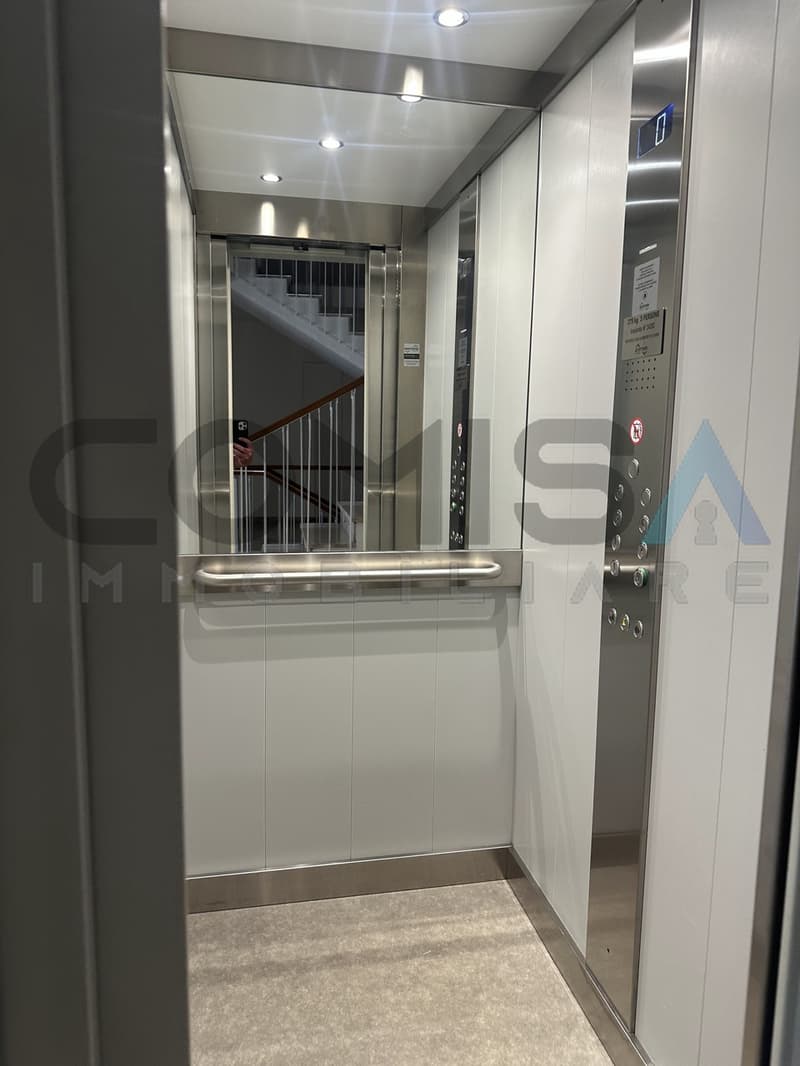 ascensore condominiale / Aufzug in einer Wohnanlage / building elevator